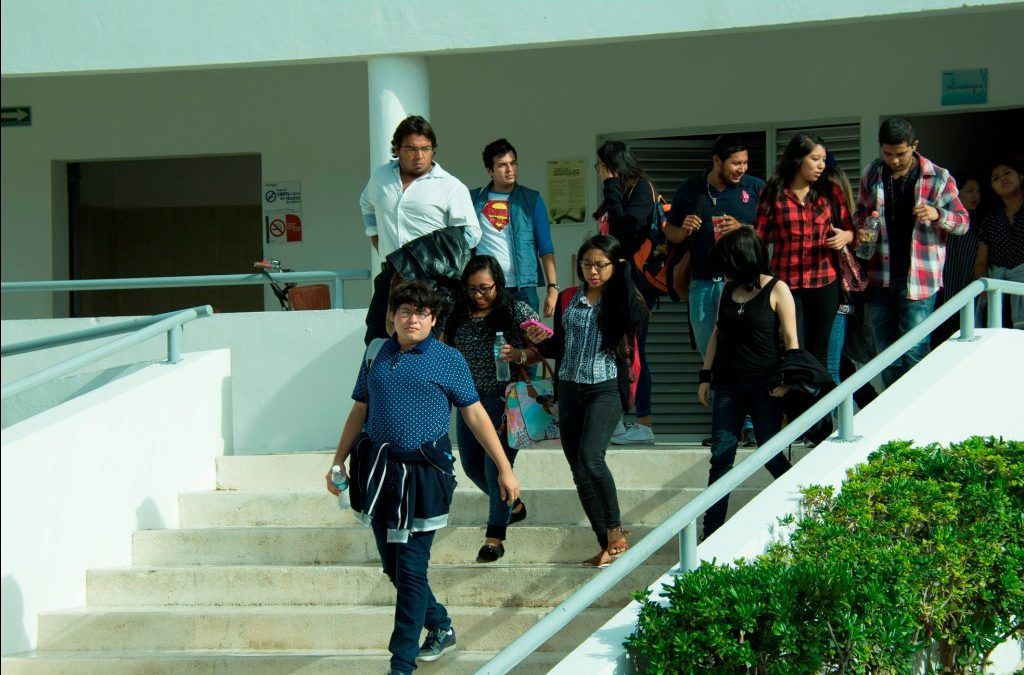 Con más becas a jóvenes universitarios de escasos recursos, disminuimos la desigualdad: Carlos Joaquín