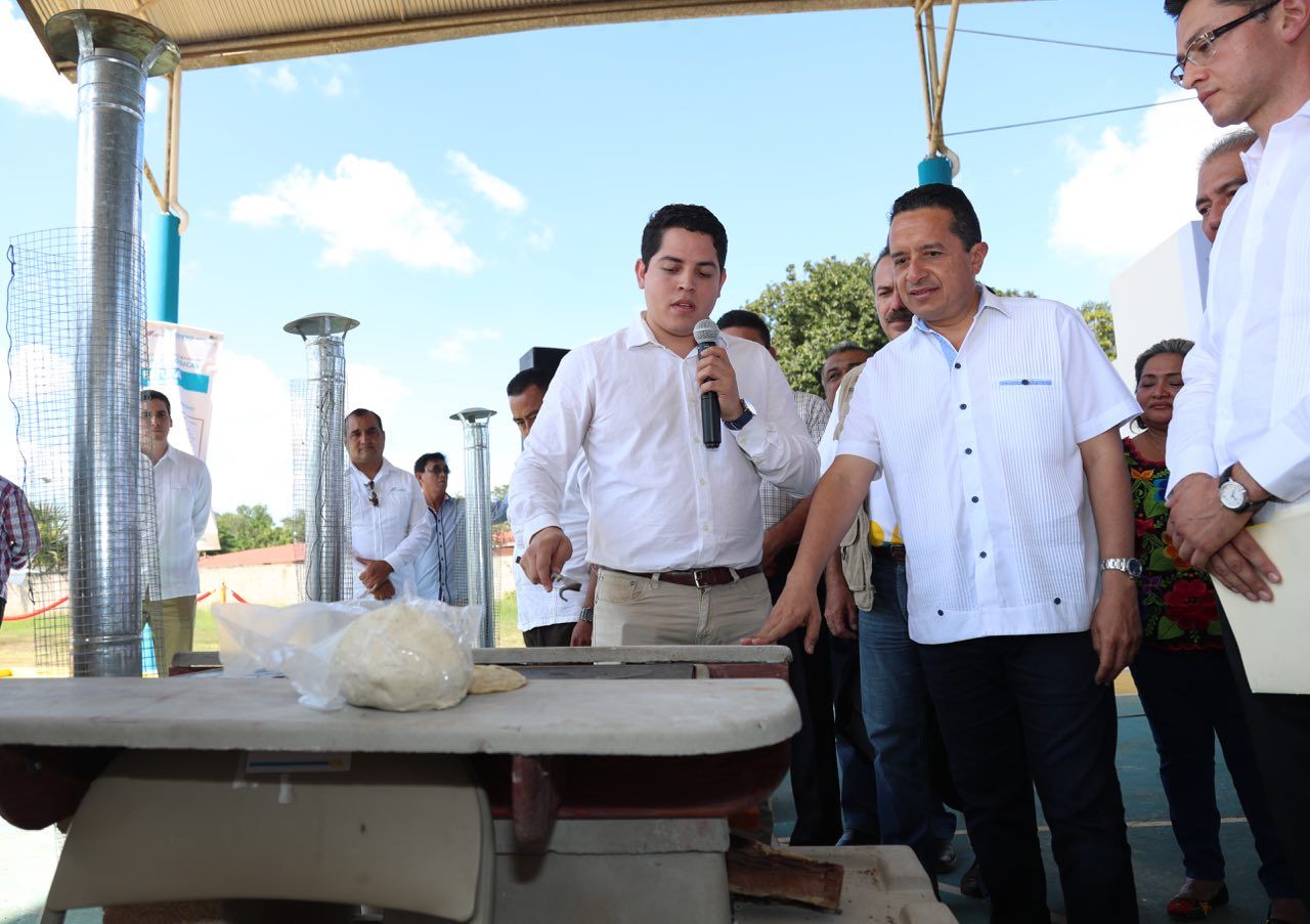 Familias mayas reciben estufas ecológicas ahorradoras de leña: Carlos Joaquín