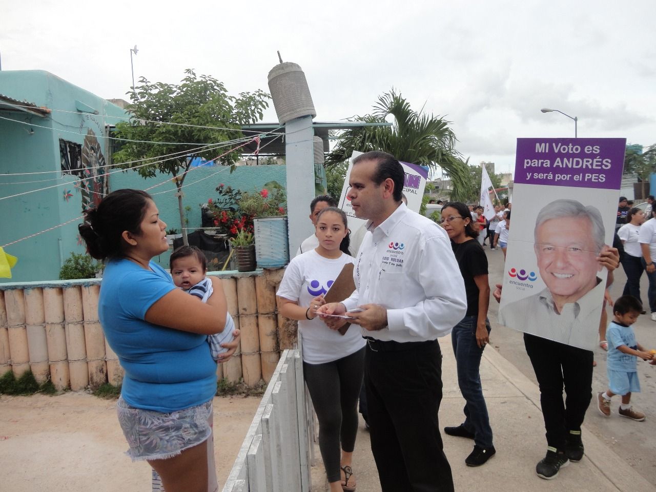 Luis Roldán de Encuentro Social pide el voto por Andrés Manuel en Villas del Sol. La gente dice “¡adelante compañero!”