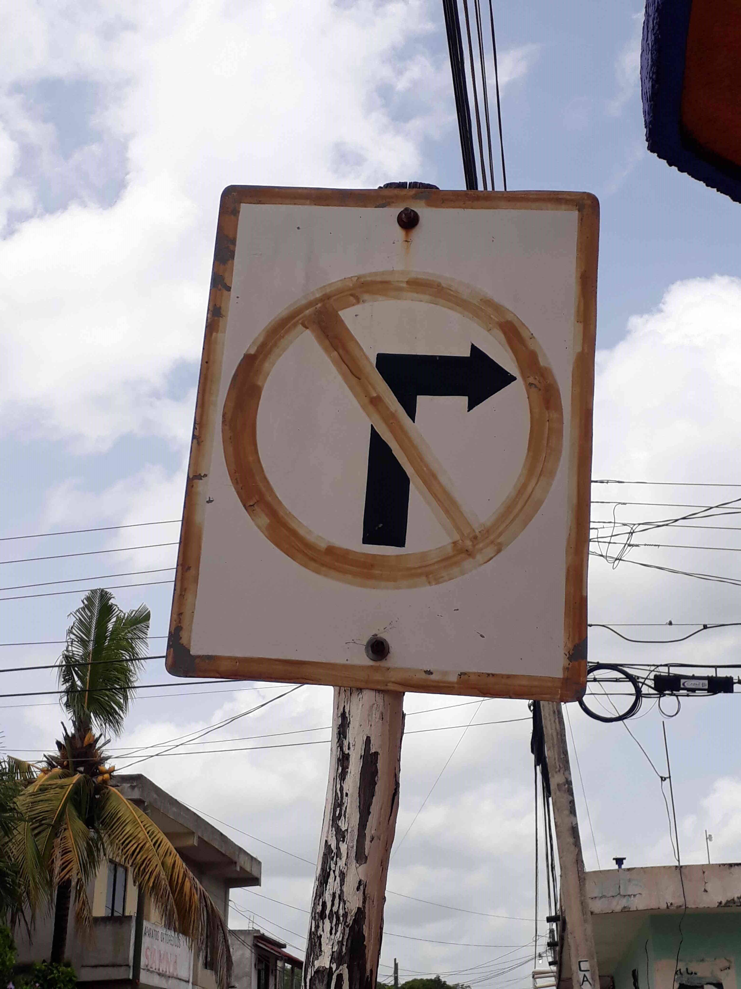 Alertan a conductores en José María Morelos por robo de señalética vial
