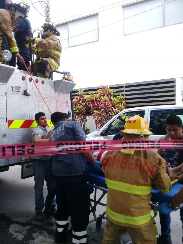 Instalador de fibra óptica resulta electrocutado al momento de estar