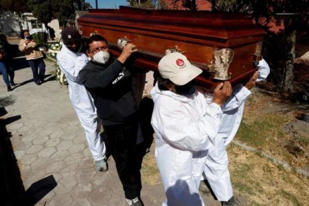 Se cumple un año de la primera muerte por COVID-19 en México; el país acumula 195 mil