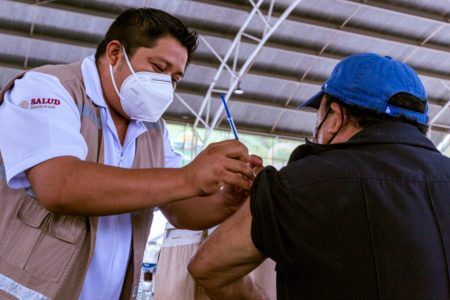 RECIBEN ADULTOS MAYORES VACUNA CONTRA COVID-19 EN TULUM
