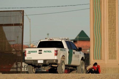 México cierra por primera vez frontera sur tras un año de pandemia y mantiene restricciones a EU