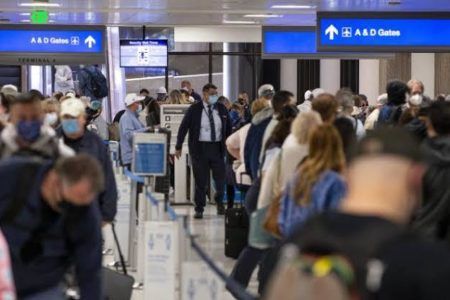 Los expertos están divididos sobre si Estados Unidos podría ver otro repunte de covid-19