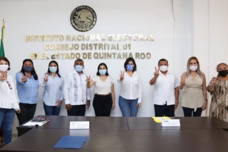 Estefanía Mercado, presenta solicitud de registro como aspirante a la diputación federal del distrito 1