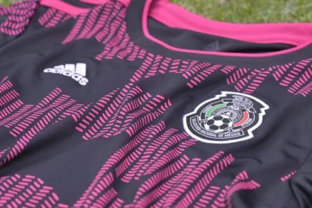 Selección Mexicana de Futbol presenta nueva playera en negro y vivos rosas