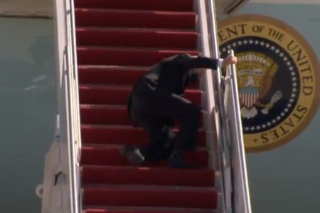 Joe Biden tropieza varias veces al subir escaleras del Air Force 1