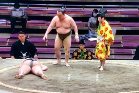 Murió luchador de sumo por golpe en la cabeza durante combate