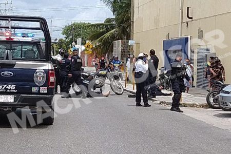Motopatrulleros sufren accidente en Cancún