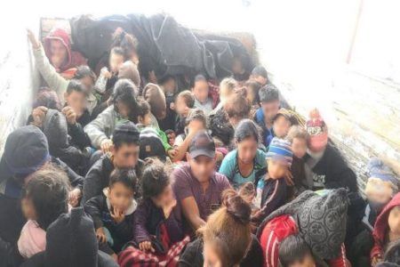 Localizan a 61 migrantes amontonados dentro de camión en la carretera Monterrey-Reynosa