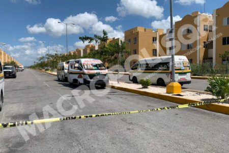 Balean combis de la empresa Maya Caribe en Cancún