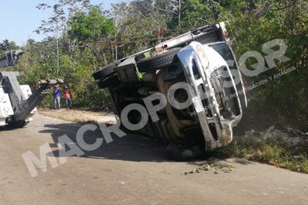 Camión de recoleta de basura del complejo hotelero Playacar se vuelca camino al basurero municipal.