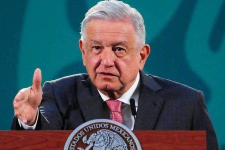 Aprobación de AMLO baja a 61%