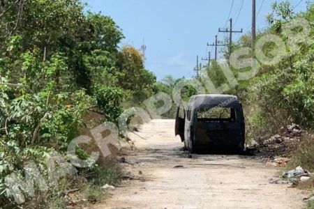 Encapuchados incendian combi en Cancún