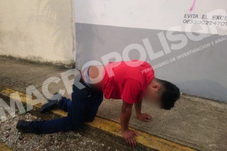 Balea ladrón a joven antes de robarle el celular y cartera; está grave en el hospital en Cancún