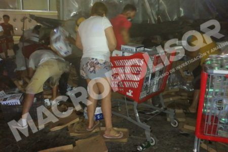 Se roban la chela; aprovechan volcadura de tráiler para hacer actos de rapiña en Playa del Carmen