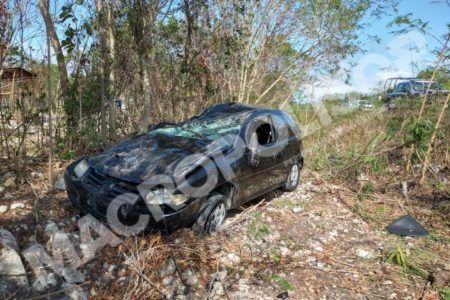 Escapó de la muerte, conductor de vehículo volcado