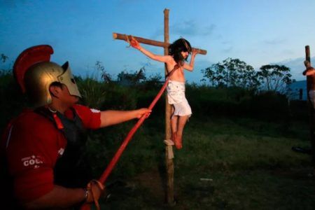 Un viacrucis infantil por el fin de pandemia y feminicidios en México