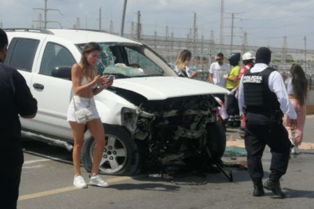 JÓVENES ENFIESTADOS HACEN TROMPO EN EL PUENTE PLAYA DEL CARMEN