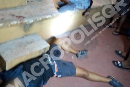 Matan a balazos a un joven en domo de Cancún; otro está grave en el hospital