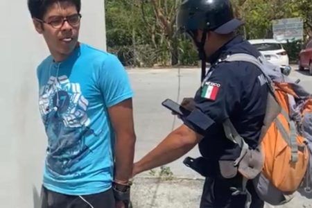 Destituyen a policía de Cancún por hacer uso indebido de su cargo