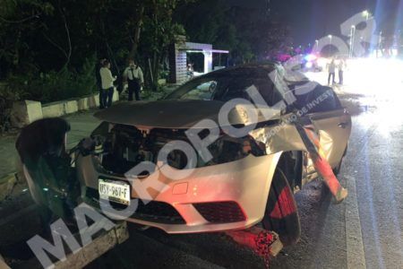 Sujeto se salva de morir en aparatoso choque en la zona hotelera de Cancún