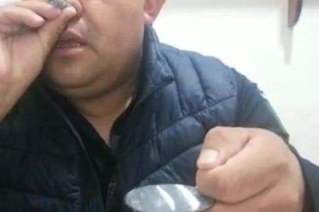 Jefe policiaco inhala tres ‘líneas’ de cocaína en Estado de México y es exhibido