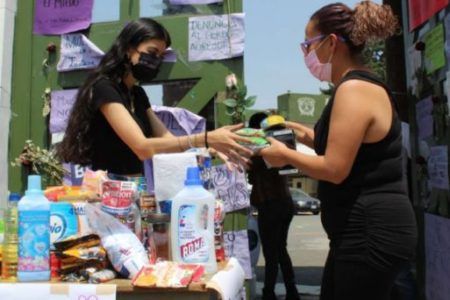 Alumnos de la UAEM recolectan una despensa para docente violentada