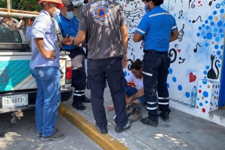 Trabajador de cable e internet sufre descarga eléctrica mientras realizaba una conexión.