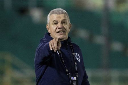 Suspenden a Javier Aguirre por violar aislamiento contra COVID-19