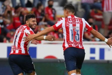 Chivas se lleva el Clásico Tapatío y se mete a puestos de liguilla