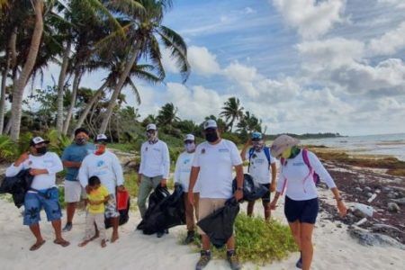 Inicia limpieza de desechos que arrastran las corrientes oceánicas en Xcacel-Xcacelito
