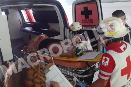 Tragedia vial deja dos muertos y tres lesionados a la salida de Cancún