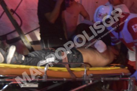 Violento ladrón ataca a puñaladas a un pareja que festejaba en Cancún