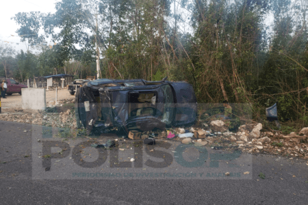 Imprudente conductor destruye su vehículo de lujo en Cancún