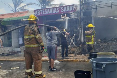 Realizan autoridades y ciudadanía acciones para sofocar incendio en la rueda medina