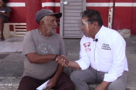 Cesar Garcia Laguana firma compromiso ante notaria publico