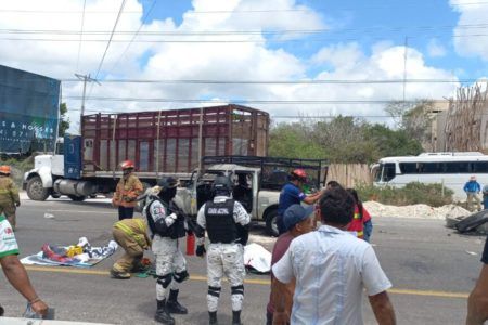 Final trágico, camioneta con trabajadores choca, hay un muerto y varios lesionados