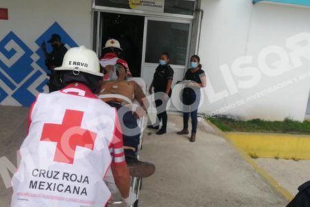Dos lesionados con proyectil de arma de fuego, un sospechoso y un Policía Municipal durante operativo en tramo federal a la altura de Paamul.