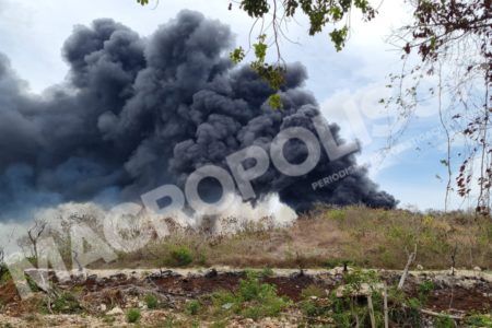 Arde en llamas antiguo basurero de Cancún