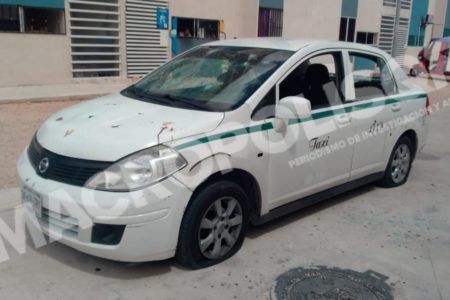 Ataca vecino desquiciado con un pico a taxi en Cancún