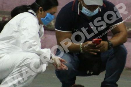 Macabro; encuentran cabeza a mitad de una cancha con “narco manta”