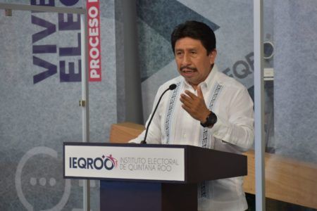 Cascada de propuestas da el triunfo a Víctor Mas en debate electoral