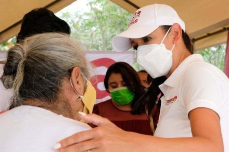 REFRENDA LAURA FERNÁNDEZ COMPROMISO DE TRABAJAR A FAVOR DE LAS MAMÁS DE QUINTANA ROO