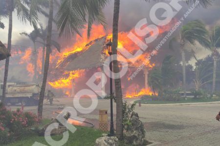 Incendio consume palapas del hotel Palladium Kantenah