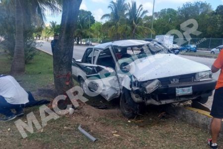 Encontronazo vehicular deja heridos graves en Cancún