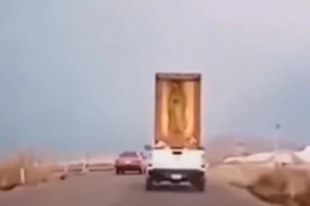 VIDEO: Cuadro de la Virgen de Guadalupe se rompe en plena carretera