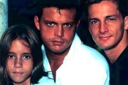 La historia detrás de la carrera musical del hermano de Luis Miguel; así canta en la vida real
