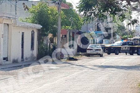 Lo bajan a balazos; sicarios asesinan a conductor de moto en Cancún